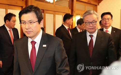 3月3日，韩国代总统黄教安（最前）前往党政高层会议地点。（完）
