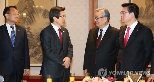 3月3日晨，在韩国总理公馆，执政的自由韩国党党首印明镇（右二）和党鞭郑宇泽（右一）与代行总统职权的韩国总理黄教安（左二）、副总理柳一镐（左一）开党政高层会议。（韩联社）