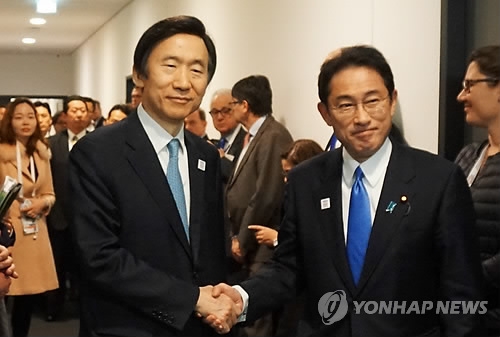 资料图片：当地时间2月17日，在德国波恩，尹炳世和岸田文雄（右）在韩日外长会前握手。（韩联社/韩国外交部提供）