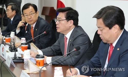 自由韩国党党鞭郑宇泽（右二）在会上发言。（韩联社）