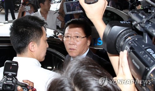3月6日，朝鲜驻马来西亚大使姜哲抵达吉隆坡国际机场，准备离境。（韩联社）
