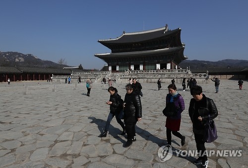 3月8日上午，在首尔，中国游客以往常逛的韩国故宫景福宫清静了许多。（韩联社）
