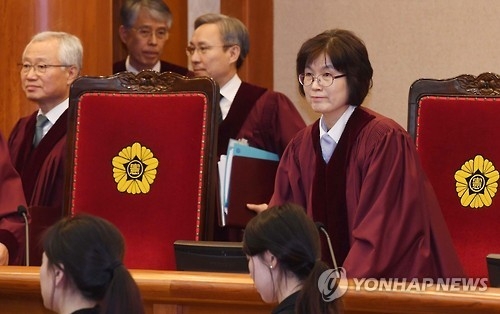 右一为代行韩国宪法法院院长职权的李贞美法官。（韩联社）