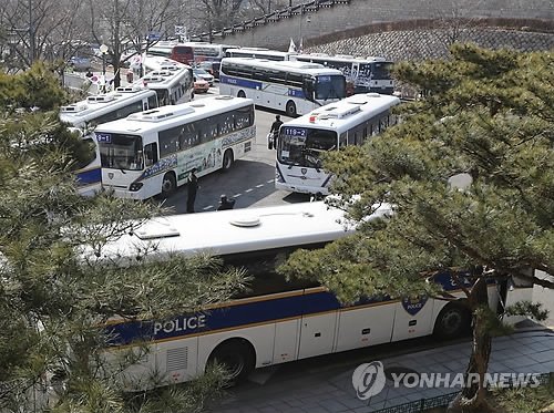 3月9日上午，在韩国首尔市钟路区三清洞，大批警车设卡堵门防止次日弹劾宣判后示威群众怀恨冲击总统府。（韩联社）