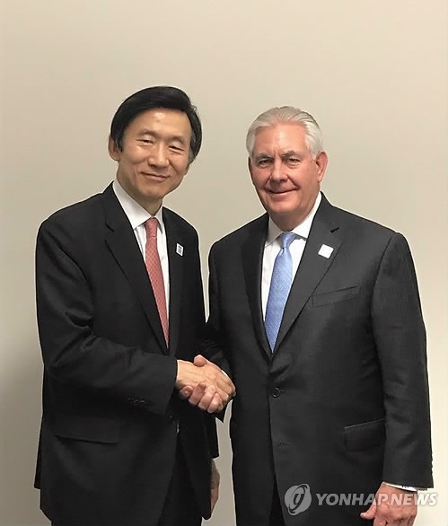 德国时间2月16日，在波恩，尹炳世（左）和蒂勒森在韩美外长会谈上握手。（韩联社）