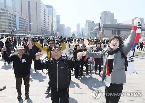 韩“倒朴”民众欢呼：朴槿惠被罢免是民意取胜 - 2