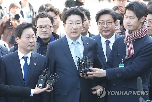 3月10日，国会法制司法委员会委员长权性东接受媒体采访。(韩联社)