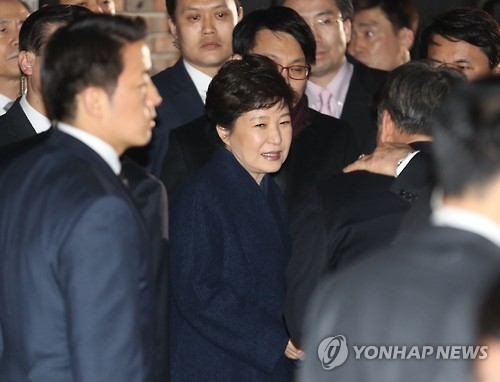 3月12日，遭弹劾下台的韩国前总统朴槿惠从青瓦台回到首尔三成洞私邸。(韩联社)