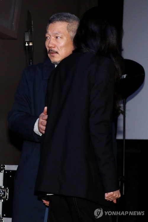 洪尚秀（左）和金敏喜