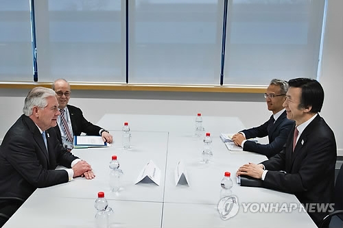 资料图片：美国国务卿蒂勒森（左一）和韩国外长尹炳世（右一）（韩联社/法新社）