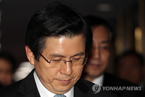 3月15日，在韩国中央政府首尔办公楼，代总统黄教安走入国务会场。（韩联社）