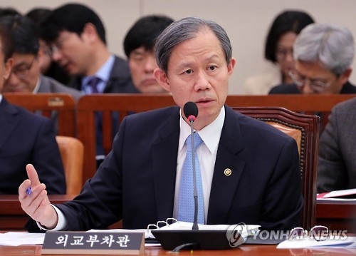 3月15日，在韩国国会外交统一委员会全体会议上，外交部第二次官安总基答议员问。（韩联社）