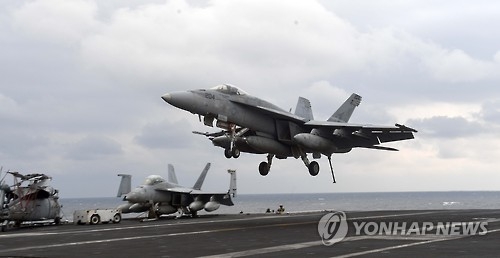 3月14日，F/A-18战斗机在“卡尔·文森”号核动力航母上降落。（韩联社）