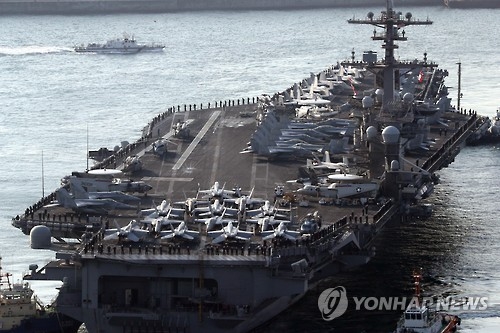 3月15日上午，被称为“海上军事基地”的美国“卡尔·文森”号核动力航母驶入韩国釜山港。（韩联社）