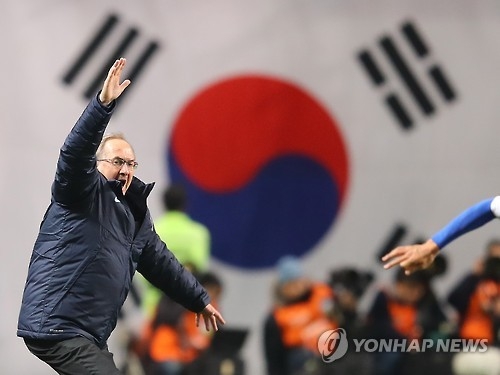 3月15日，在首尔世界杯体育场，韩国男足德籍主帅斯蒂利克临场指挥韩国队力克乌兹别克斯坦。（韩联社）