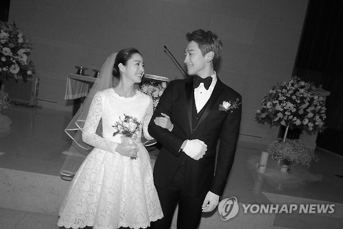 资料图片：RAIN（右）和金泰希结婚照（韩联社/RAIN COMPANY提供）