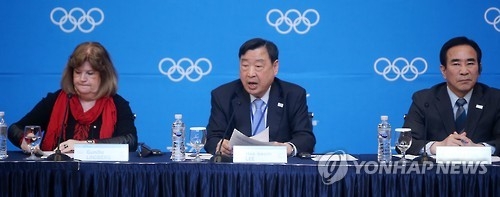 3月15日下午，在江原道平昌，第八次国际奥委会组委会记者会召开。图为平昌奥组委委员长李熙范（左二）答记者问。（韩联社）
