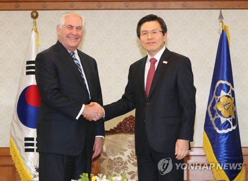 3月17日，在中央政府首尔办公楼，韩国代总统黄教安（右）会晤到访的美国国务卿蒂勒森。（韩联社）