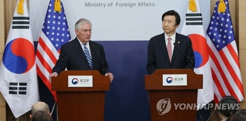 3月17日下午，在首尔，韩美两国外长联合召开记者会。（韩联社）