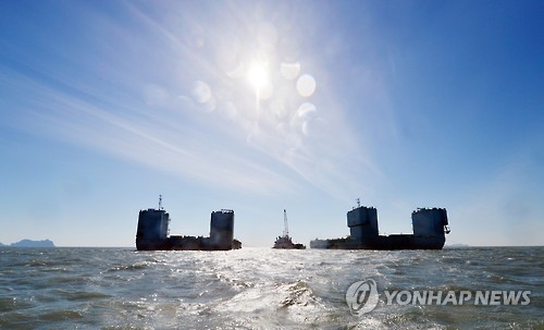 3月15日下午，在全罗南道珍岛郡海域，2艘驳船准备捞船。（韩联社）