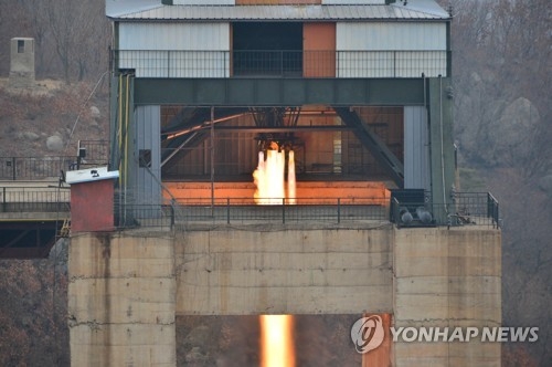 3月18日，朝鲜在西海卫星发射场进行了新型大功率火箭发动机地面点火试验。图片仅限韩国国内使用，严禁转载复制。（韩联社/朝中社）