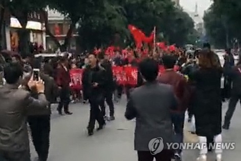 资料图片：在中国四川省进行的反韩示威现场照（韩联社）