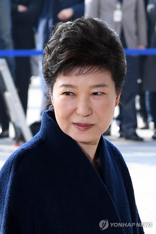 3月21日上午，朴槿惠抵达首尔中央地方检察厅。（韩联社）