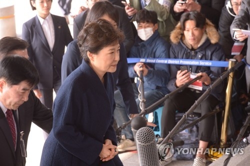 3月21日上午，朴槿惠抵达首尔中央地方检察厅。（韩联社）
