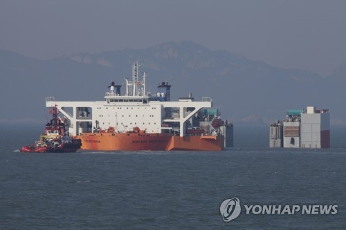 3月22日，在“世越”号沉没海域，将把沉船运往木浦港的半潜船正在运船测试。（韩联社/韩国海水部提供）
