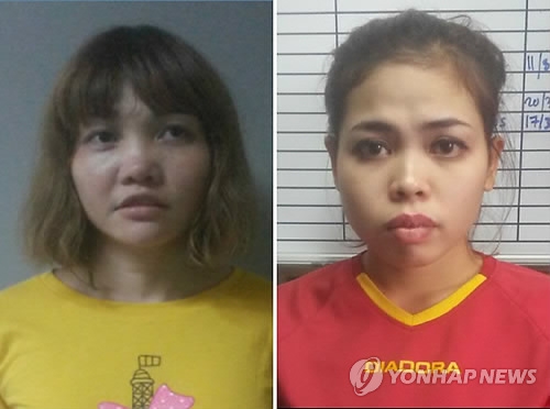 段氏香（左）和茜蒂·艾莎因涉嫌对金正男亲下毒手被诉。（韩联社/美联社）