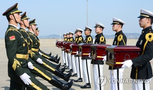3月22日，在仁川国际机场，韩中举行在韩中国志愿军遗骸交接仪式。（韩联社）