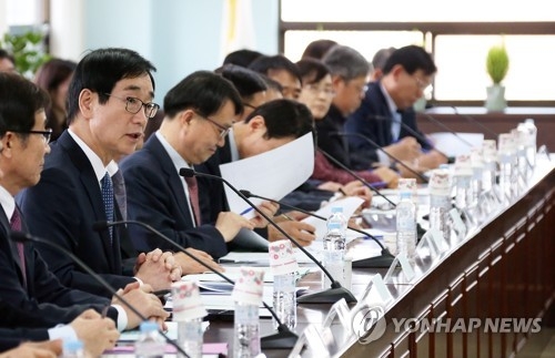 3月22日下午，在首尔市教育厅，社会副总理兼教育部长官李俊植（左二）主持召开紧急会议，检查新学期安全隐患。（韩联社/教育部提供）