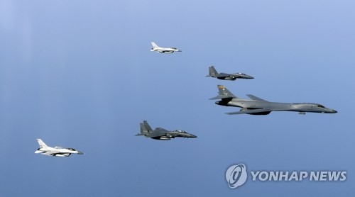 3月22日，美国空军B-1B兰斯轰炸机在半岛上空与韩国空军F-15K和KF-16举行联合演习。（韩联社/韩国空军提供）