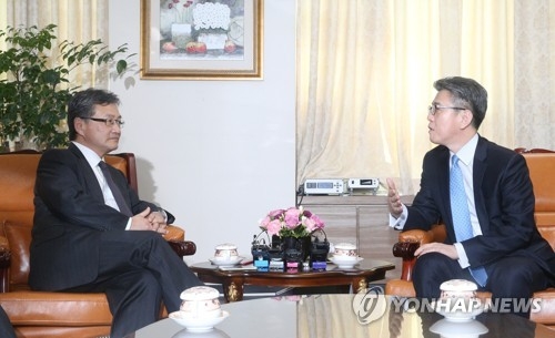 3月22日，在首尔韩国外交部大楼，朝核问题六方会谈韩方团长、韩国外交部韩半岛和平交涉本部长金烘均（右）同美方团长、美国国务院对朝政策特别代表约瑟夫·尹举行会谈。（韩联社）