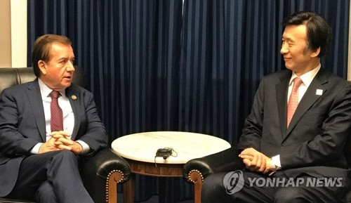 资料图片：当地时间3月22日，韩国外交部长官尹炳世（右）和美国众议院外委会主席罗伊斯举行会晤。（韩联社）