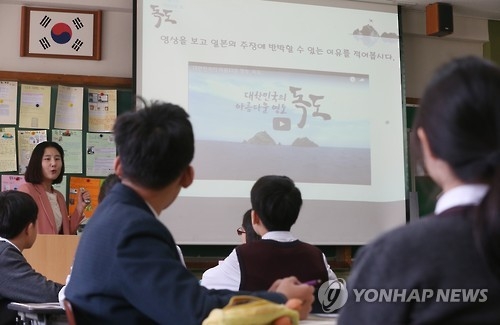 资料图片：学生们在课堂上观看独岛教育片。（韩联社）