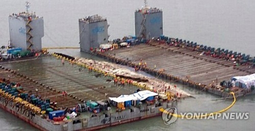 3月24日，被捞至海拔13米的“世越”号等待向半潜船移动。 （韩联社）