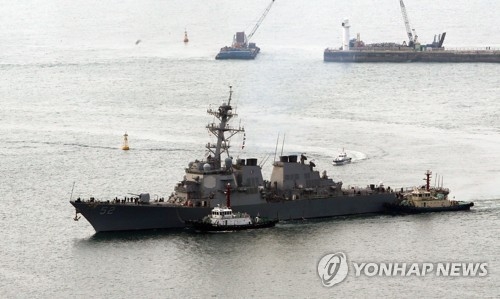 3月26日上午，美国海军“巴里”号驱逐舰驶入釜山港。（韩联社）