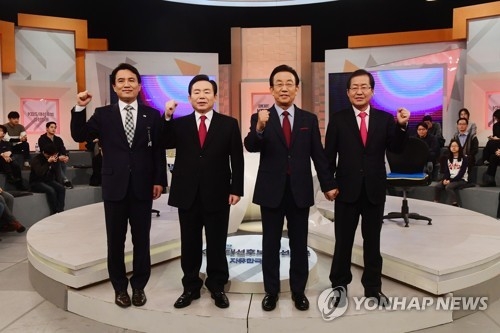 资料图片：3月26日，在首尔，执政的自由韩国党举行初选电视辩论，右一为党内选情一马当先的洪准杓。（韩联社）