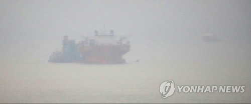 资料图片：雨雾中的“世越”号沉船（韩联社）