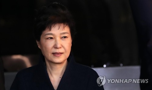资料图片：3月22日，在位于首尔瑞草区的中央地方检察厅，韩国前总统朴槿惠准备乘车回家。朴槿惠21日到案受讯，受讯时间长达21小时。（韩联社）