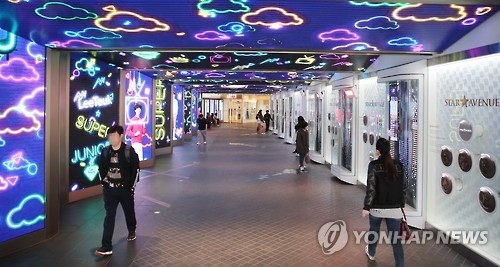 图为人迹稀少的一韩国免税店（韩联社）