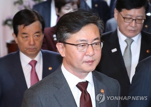 资料图片：韩国统一部长官洪容杓（韩联社）