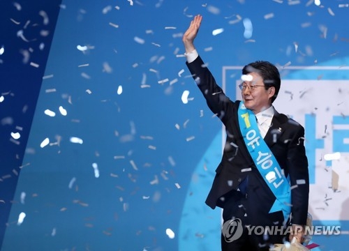 3月28日，在首尔奥林匹克公园奥林匹克大厅，刘承旼当选正党总统候选人后挥手致意。（完）