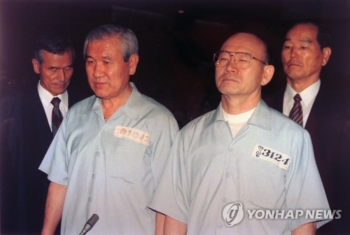 资料图片:1996年出庭受审的卢泰愚（左）和全斗焕（韩联社）