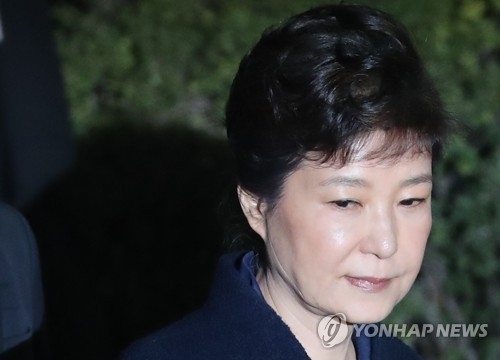 3月30日，朴槿惠在逮捕必要性审查结束后走出首尔中央地方法院。（韩联社）
