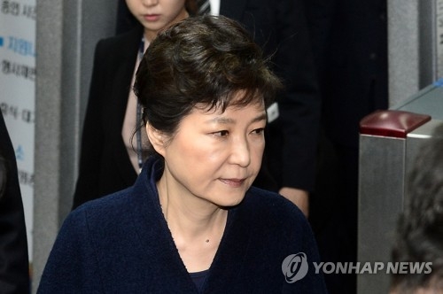 3月30日，朴槿惠在逮捕必要性审查结束后走出首尔中央地方法院。（韩联社）