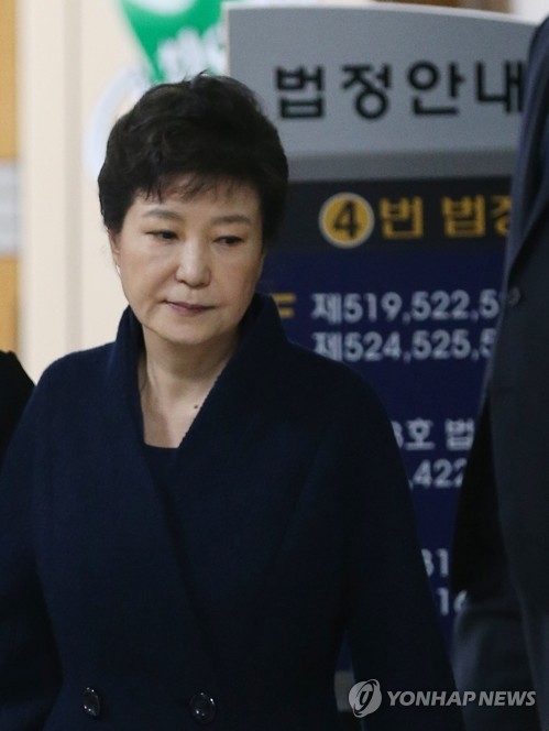 3月30日下午，在首尔中央地方法院，朴槿惠在接受逮捕必要性审查后走出法庭。（韩联社）