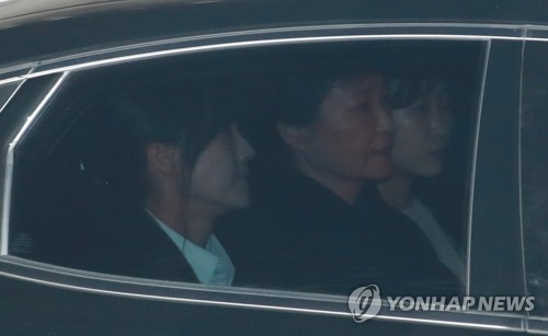 两名女侦查官押解朴槿惠乘车前往紧邻法院的首尔中央地方检察厅，并在10楼的简易看守房吃晚饭，等待结果出炉。31日凌晨3时许，法官批捕朴槿惠。（韩联社）