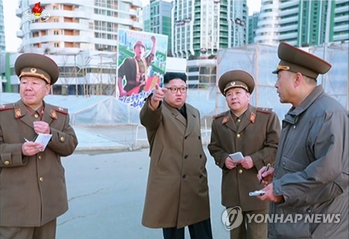 资料图片：3月16日，朝鲜劳动党委员长金正恩（右三）对平壤黎明街建设工地进行视察。图片仅限韩国国内使用，严禁转载复制。（韩联社）
